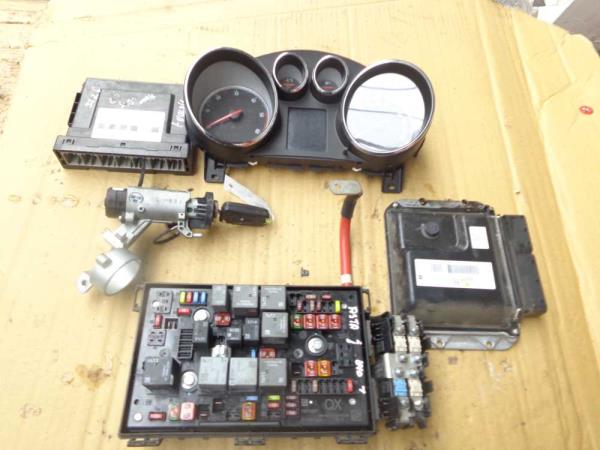 BOITIER COMPLET OPEL ASTRA J 1.7CDTI 2010 - Vue 1